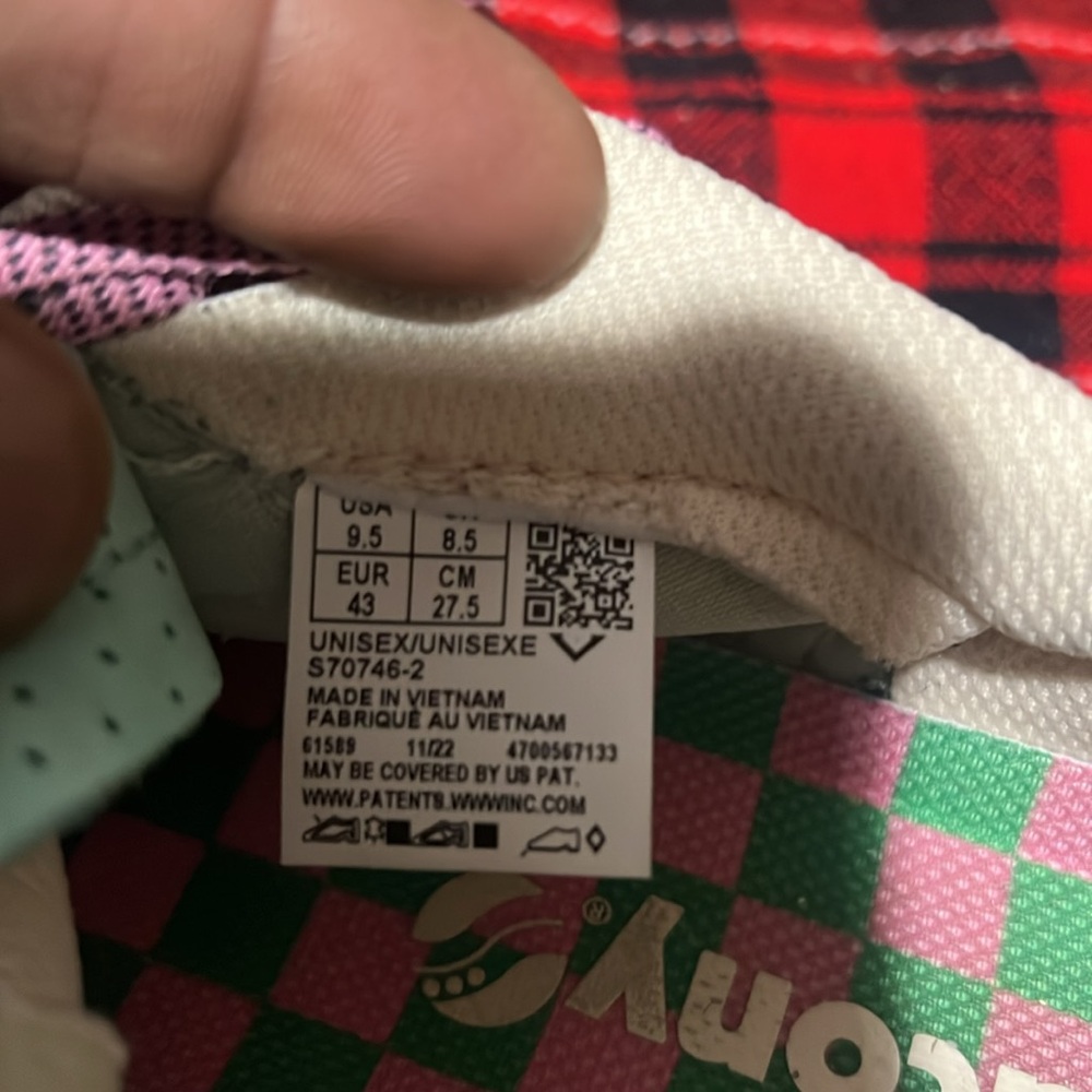 Gently used Saucony xt600 low earth citizen sneakers - Picture 6 of 6